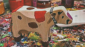 Selbst angemalte Tilsiter-Holzkuh der Trauffer-Erlebniswelt.