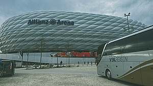 Reisecar von VBL REISEN vor der Allianz Arena in München.