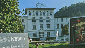 Weisses Cailler-Gebäude der Schokoladenfabrik in Gruyères. 