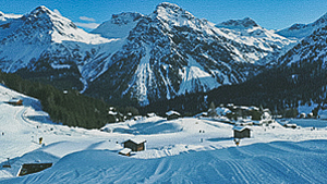 Skigebiet Lenzerheide mit viel Schnee und Bergen im Hintergrund.